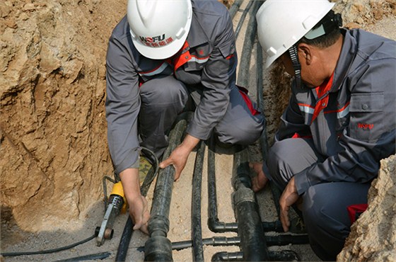 沃富地源熱泵水平連管---沃富地源熱泵---沃富新能源---煙臺小紅帽公司地源熱泵施工現場