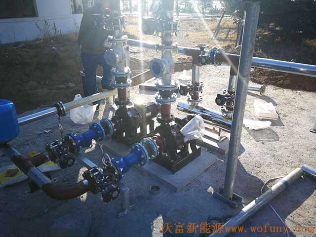 青島德沃幼兒園空氣源熱泵項(xiàng)目施工案例地暖施工、主機(jī)施工，空氣源熱泵項(xiàng)目調(diào)試成功，項(xiàng)目展示實(shí)例&mdash;&mdash;空氣源熱泵管路連接