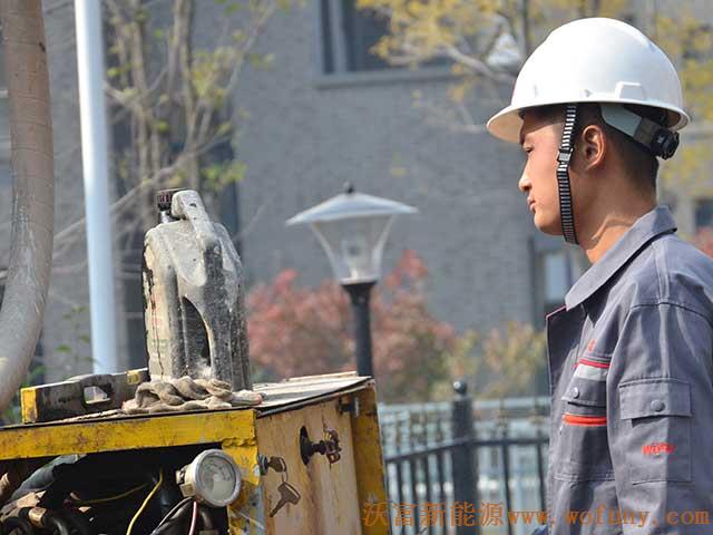 青島長(zhǎng)水山莊別墅小區(qū)地源熱泵項(xiàng)目施工鉆井現(xiàn)場(chǎng)圖片展示&mdash;&mdash;&mdash;鉆機(jī)操作指示圖